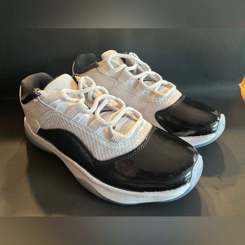 Nike Air Jordan 11’s CMFT Low White Black Toe Size 6.5 Kids